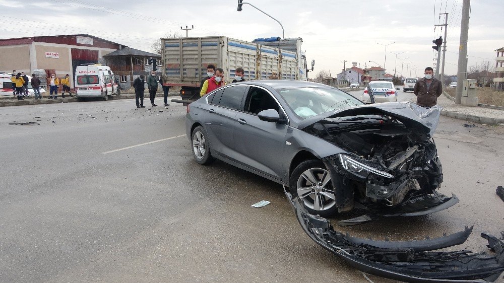 Ambulans İle Otomobilin Çarpışmasında 4 Kişi Yaralandı