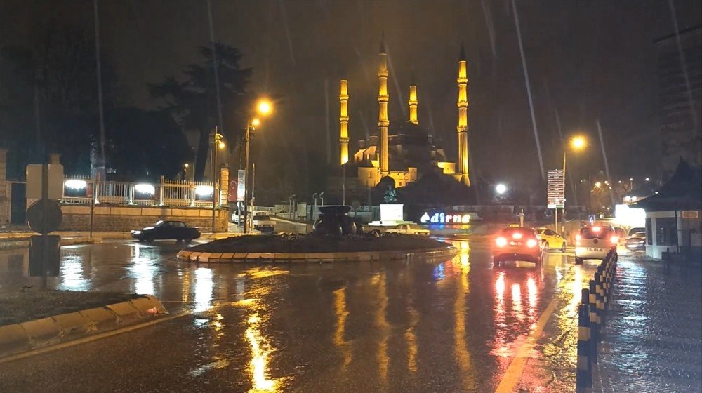 Meteoroloji ‘dikkatli Olun’ Demişti, Kuvvetli Sağanak Etkili Oluyor