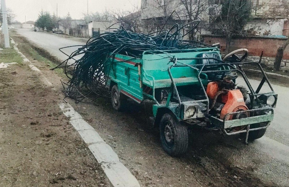 Direğe Gücü Yetmeyince Parçalarını Çaldı