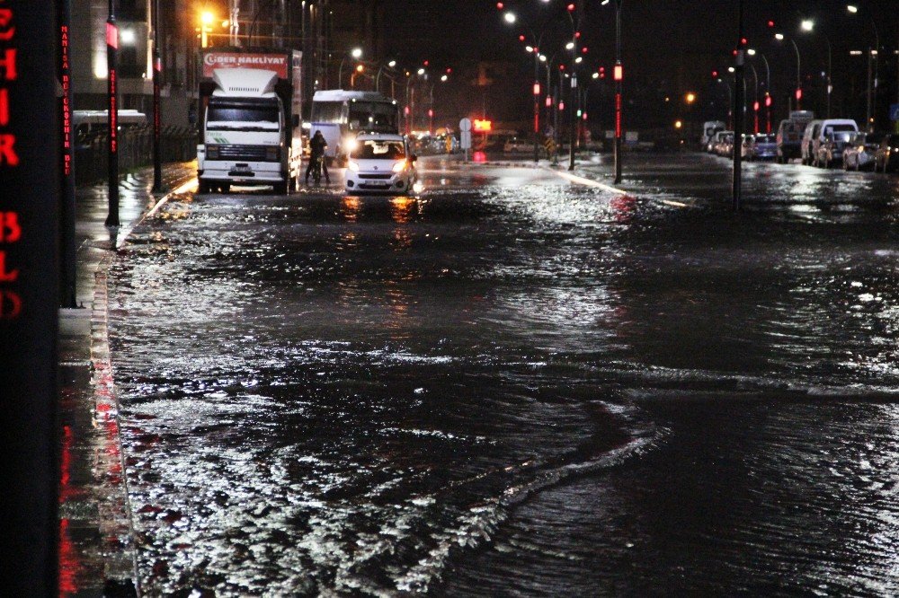 Manisa’da Sağanak Yağış Cadde Ve Sokakları Göle Çevirdi