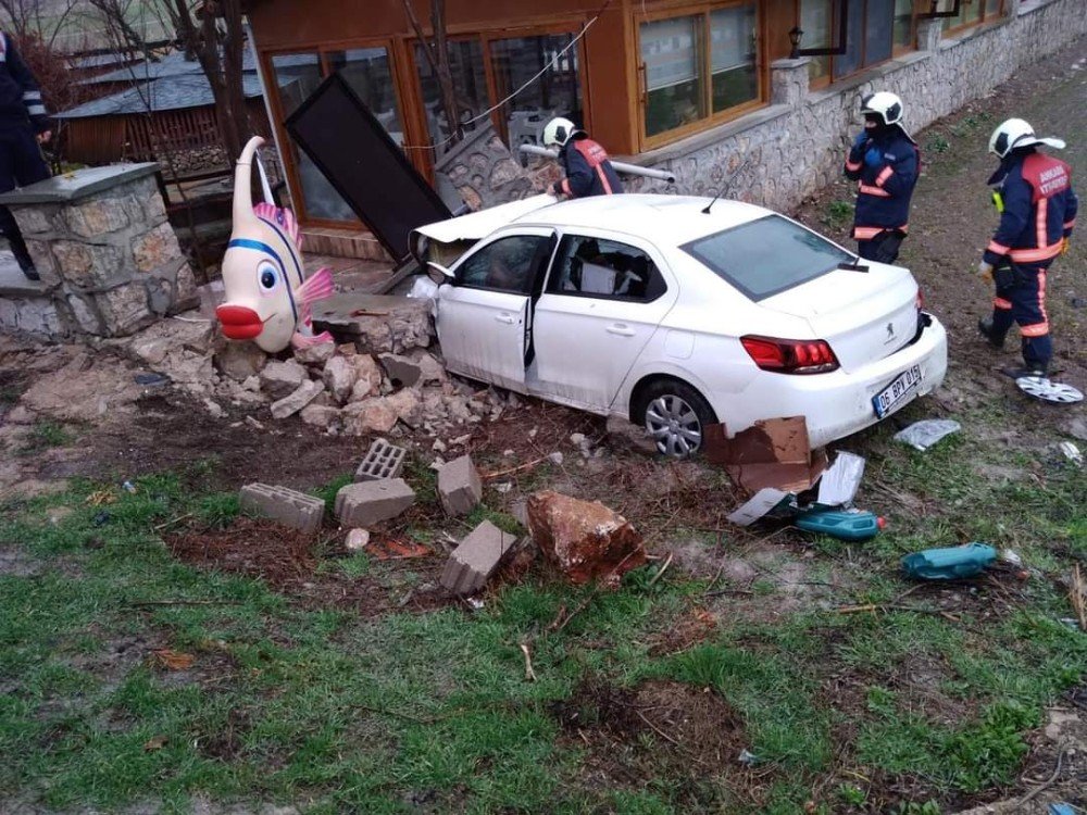 Ankara’da Bahçe Duvarına Çarpan Aracın Sürücüsü Hayatını Kaybetti