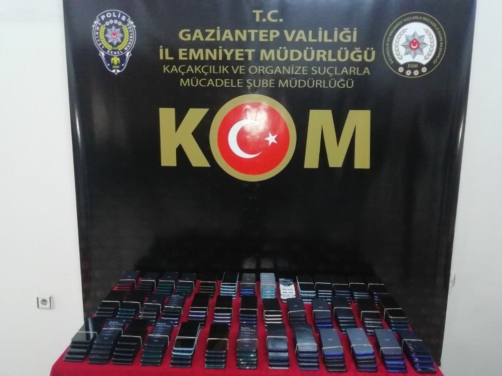 Aracın Gizli Bölmesinde Kaçak Telefonu Yakalandı