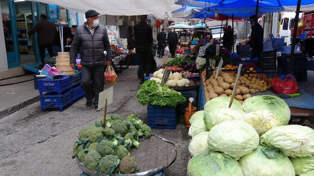 Pandemiden Etkilenen Pazarcılar Zor Günler Geçiriyor