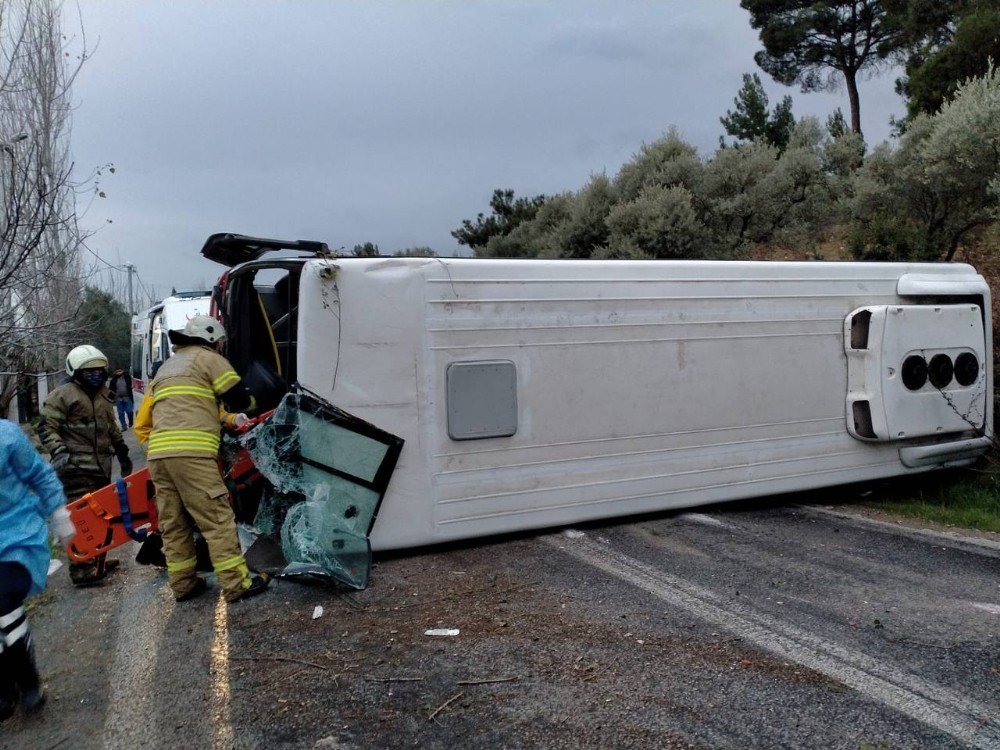 Kemalpaşa Belediyesi’nin Servis Aracı Kaza Yaptı: 4 Yaralı