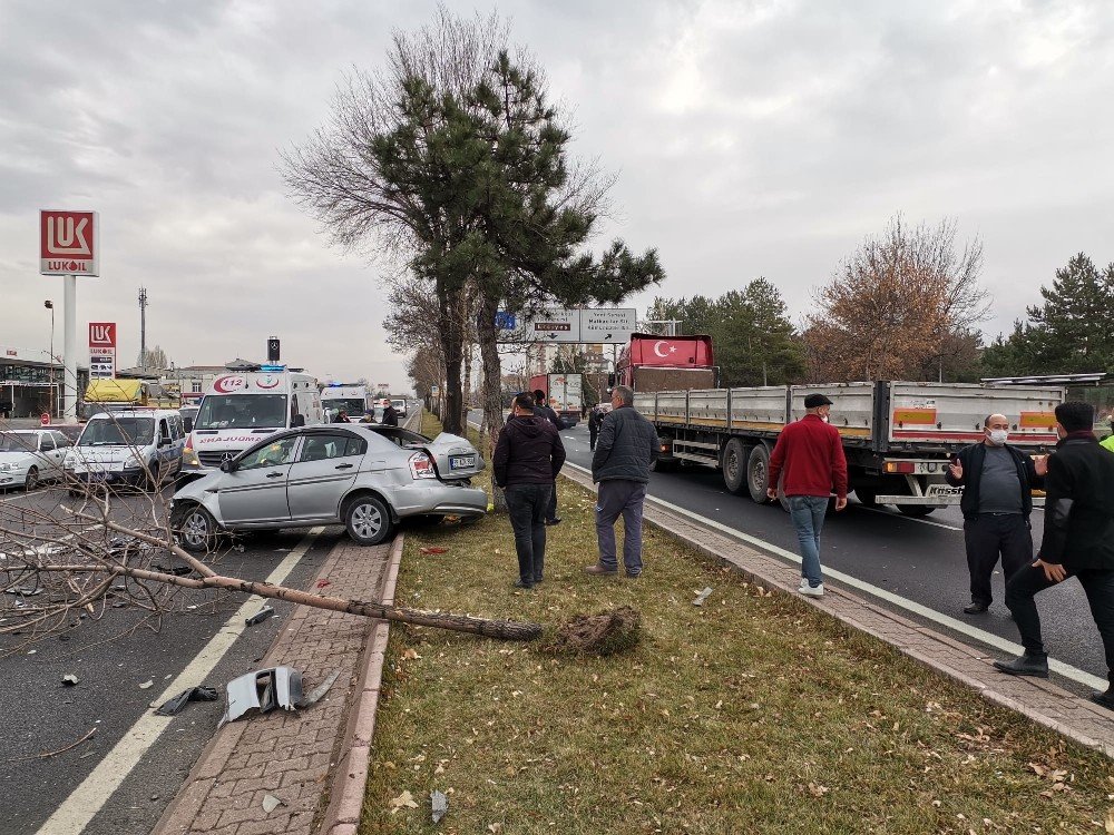 Kayseri’de 4 Aracın Karıştığı Trafik Kazasında 2 Kişi Yaralandı