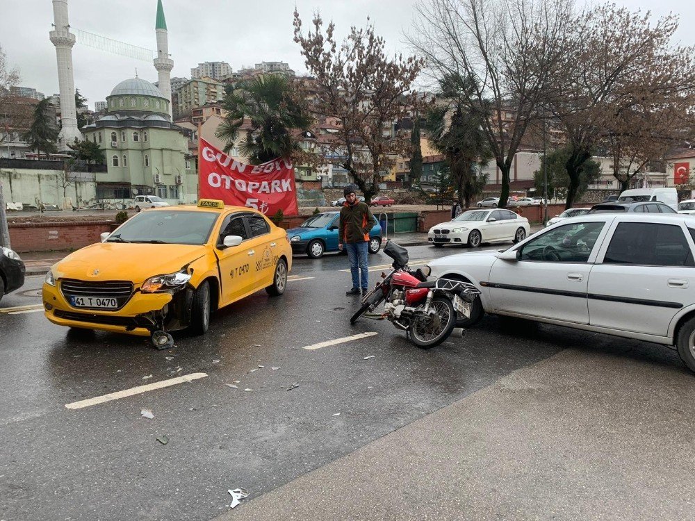 Motosiklet, İki Otomobille Çarpıştı:1 Yaralı