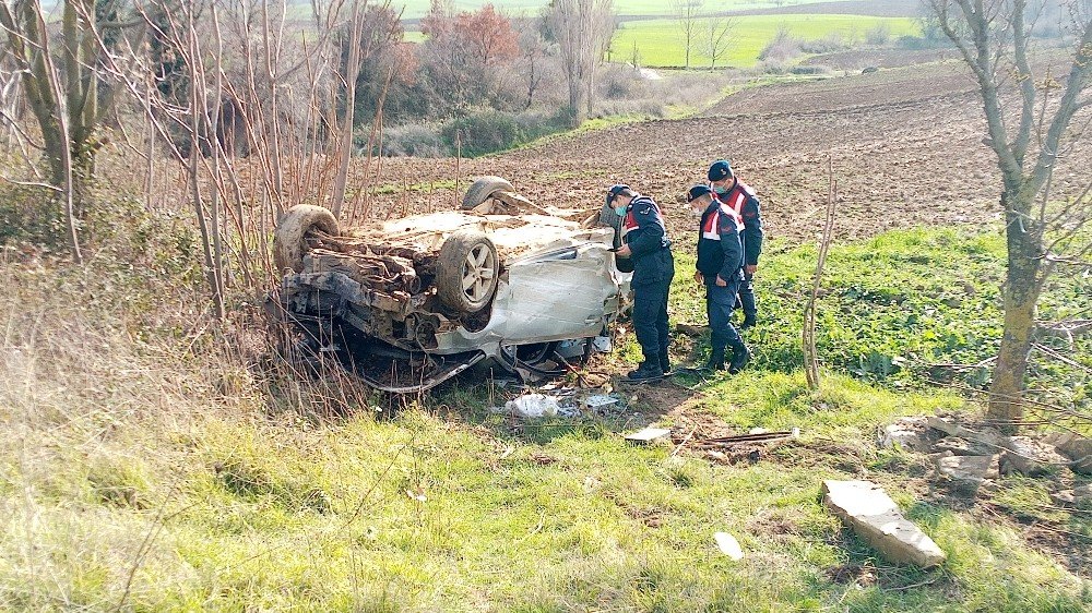 Ağaçlara Çarparak Taklalar Atan Otomobil Hurdaya Döndü: 1 Yaralı