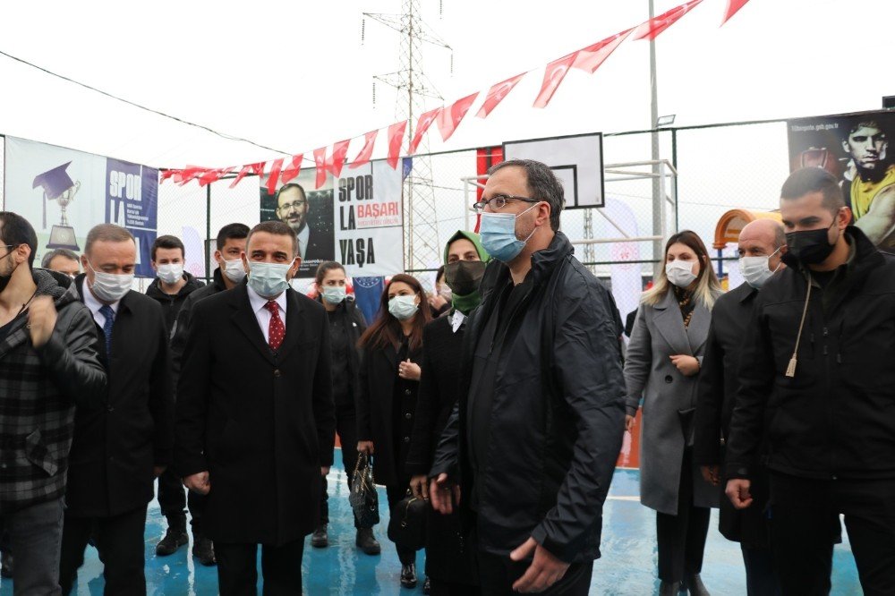 Bakan Kasapoğlu, Çocuklarla Voleybol Oynadı