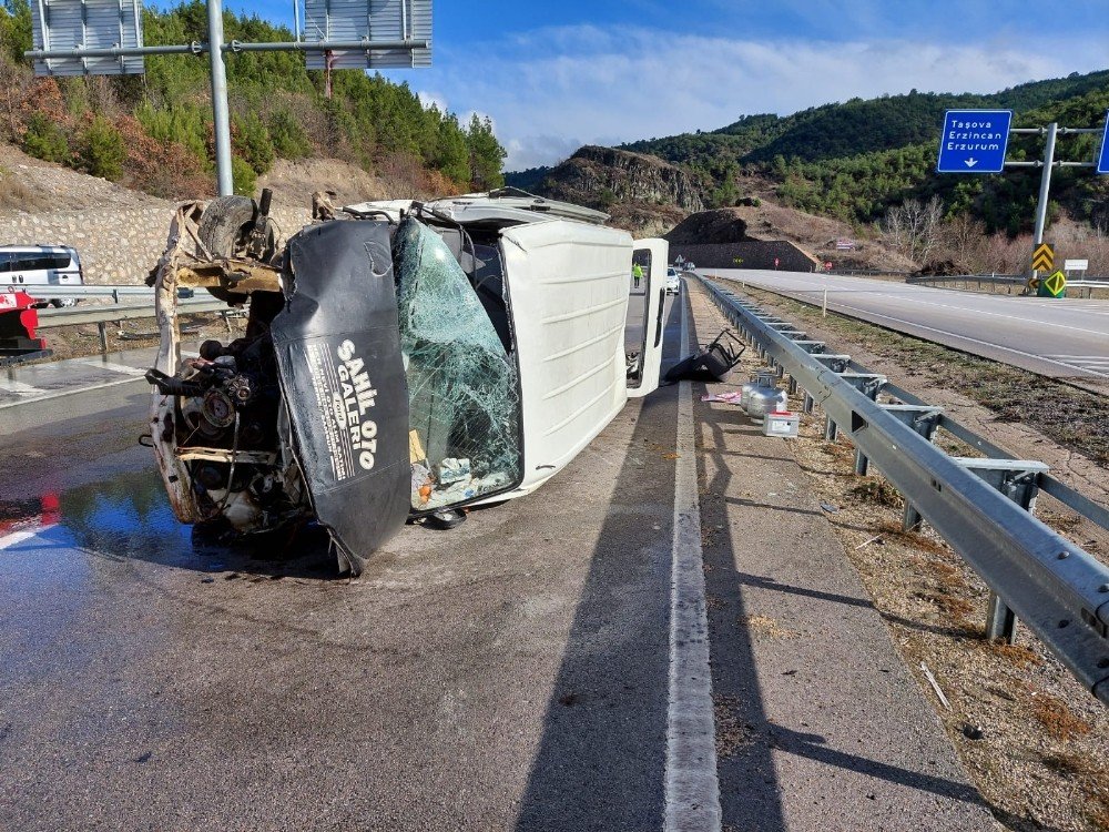 Amasya’da Minibüs Devrildi: 2 Yaralı