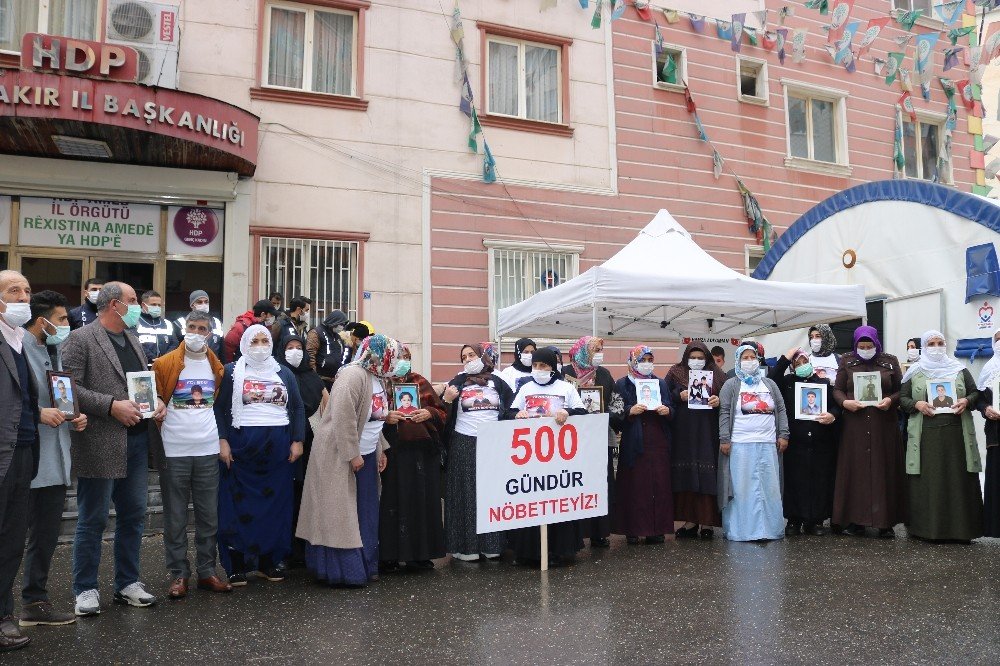 Hdp Önündeki Ailelerin Evlat Nöbeti 500’üncü Gününde