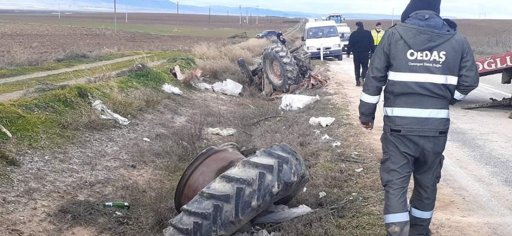 Eskişehir’de Çarpışan 2 Araç Şarampole Yuvarlandı: 1’i Ağır 2 Yaralı