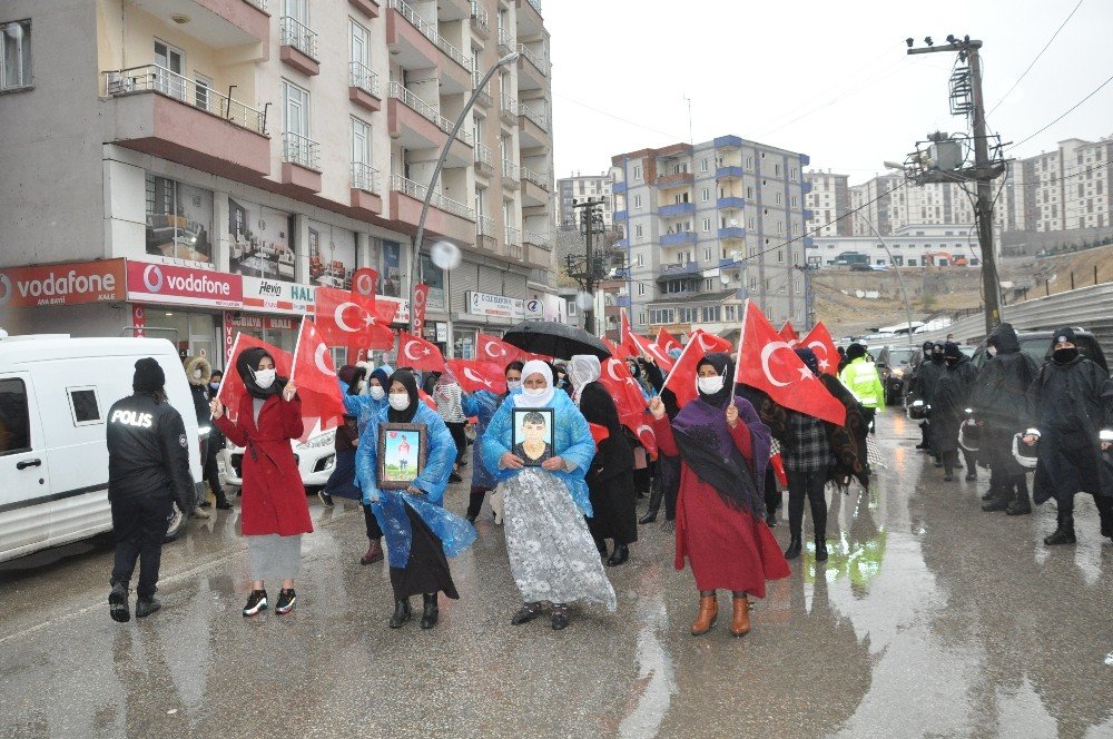 Şırnak Anneleri, Sağanak Yağışa Rağmen Hdp’den Çocuklarını İstedi