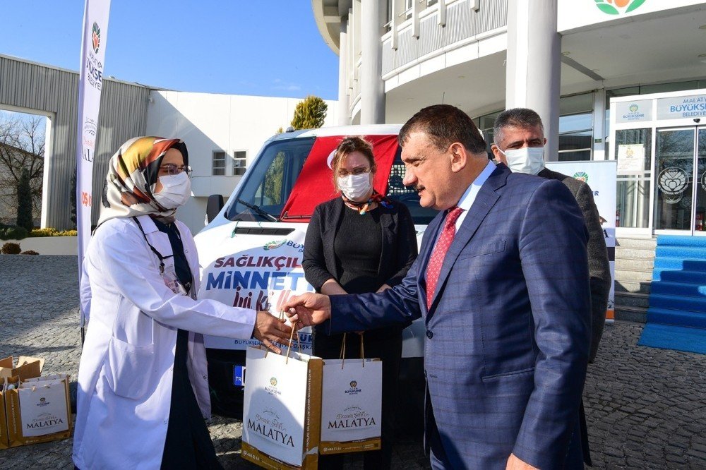 Malatya Büyükşehir Belediyesi’nden Sağlıkçılara Hediye Paketi