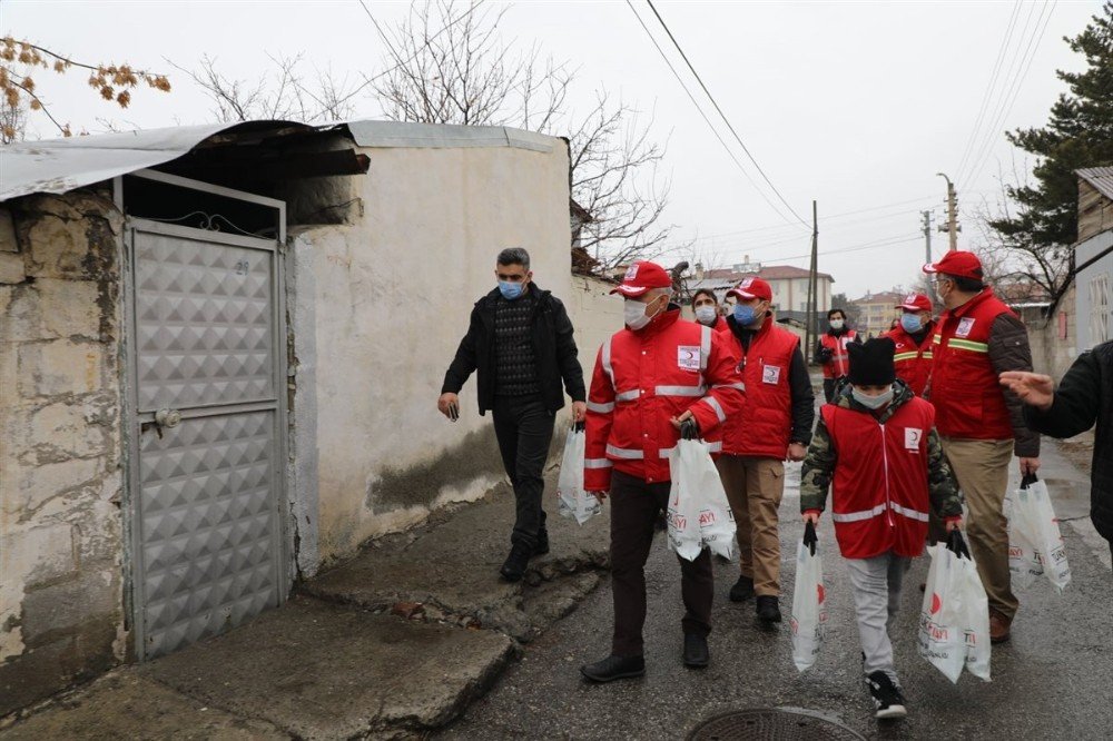 Vali Dar Gelirli Ailelere Kavurma Dağıttı