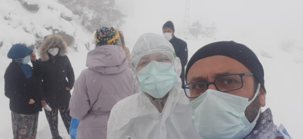 Kepsutlu Sağlıkçılar Kar Altında Zorlukla Görev Yapıyor