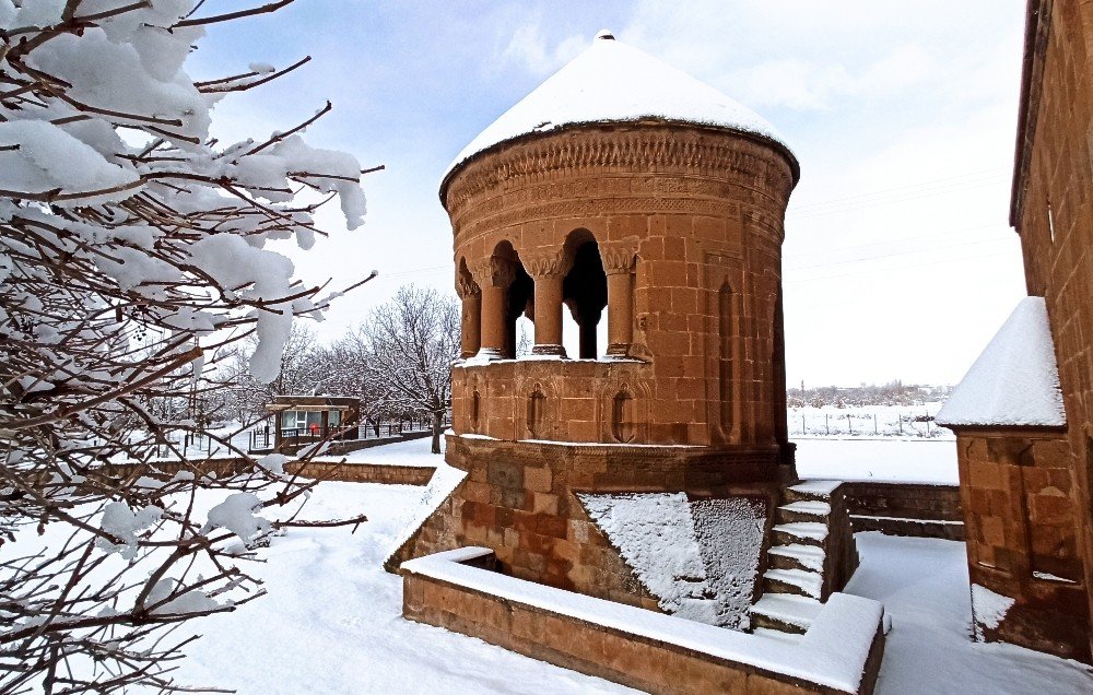 Ahlat’ın Tarihi Mekanlarından Kartpostallık Kar Manzaraları