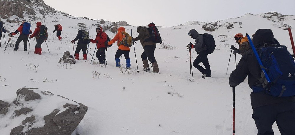 Manisalı Dağcılar 2998 Metrede