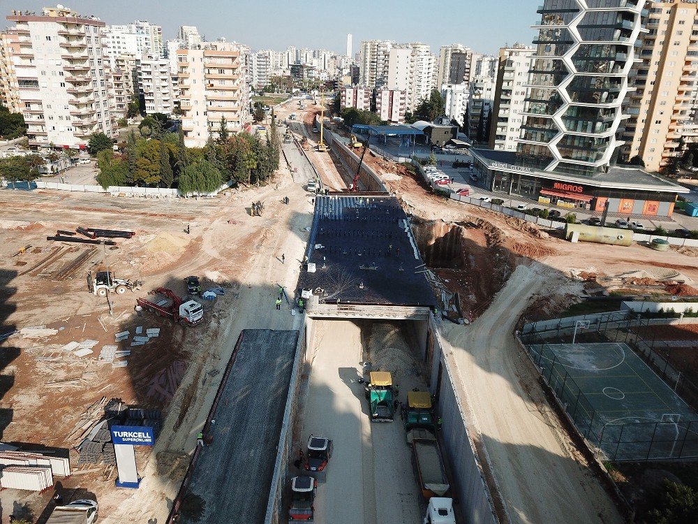 Katlı Kavşak Projesinde Sıcak Asfalt Dökümüne Başlandı