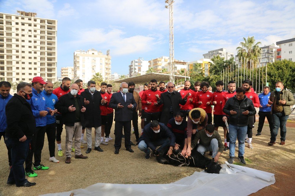 Futbolcular Koç Keserek, Virüssüz Sezon İçin Dua Ettiler