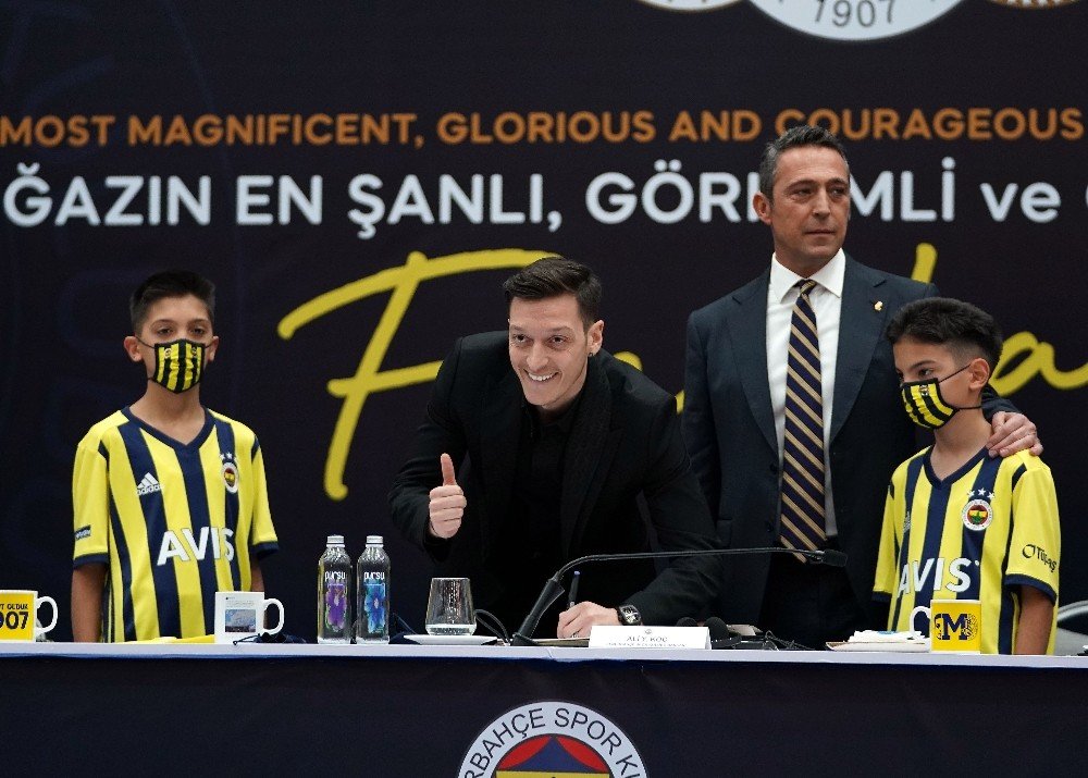 Mesut Özil, Fenerbahçe’ye Resmi İmzayı Attı!