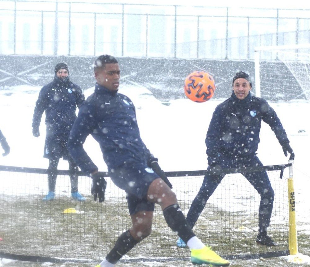 Bb Erzurumspor Kar Altında Çalıştı