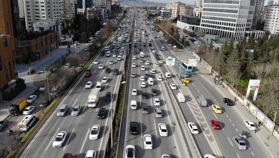 (drone) İ̇stanbul’da Hafta Sonu Kısıtlaması Öncesi Trafik Erken Saatlerde Başladı