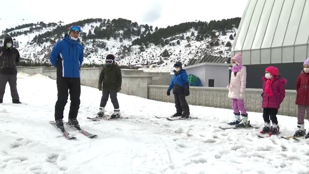 Isparta’da 350 Öğrenci Ücretsiz Kayak Öğreniyor