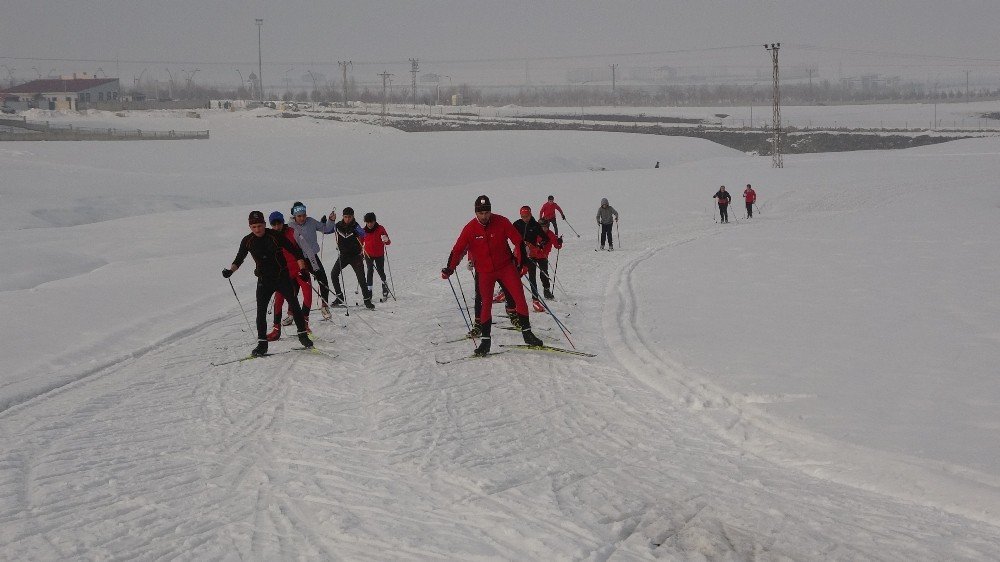 Kayaklı Koşu Sporcuları, Şampiyona İçin Kolları Sıvadı