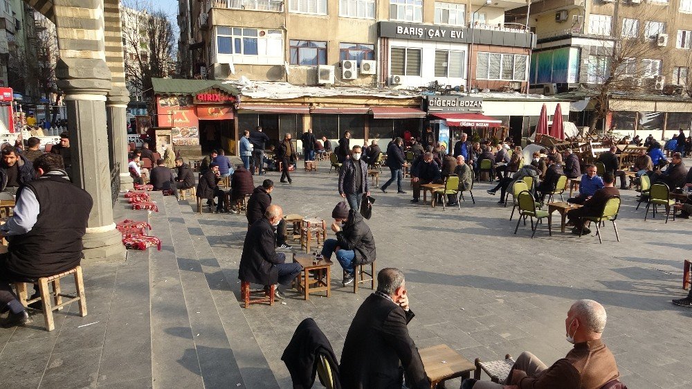 Diyarbakır’da Tedbirler Hiçe Sayıldı, ’korona Meydanı’ Kuruldu