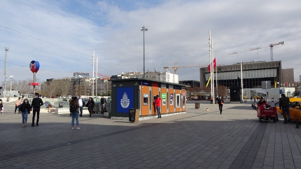 İ̇bb’nin Tarihi Taksim Meydanına Koyduğu Atm’ler Büyük Tepki Çekti