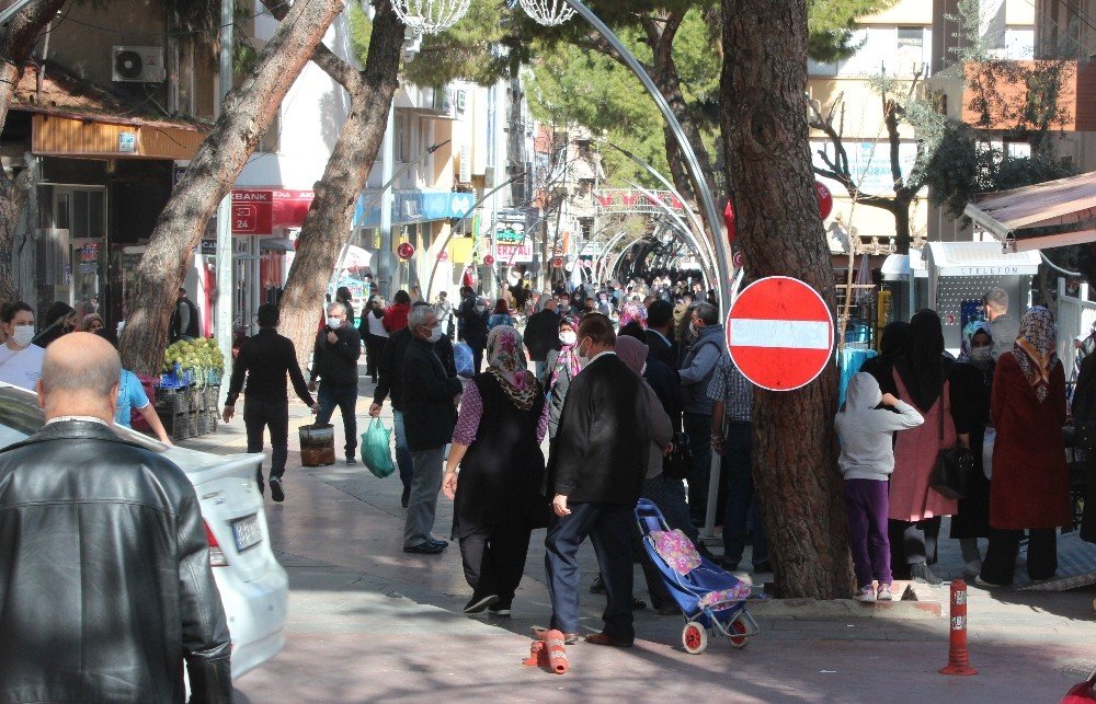 Alaşehir’de Tehlikeli Kalabalık