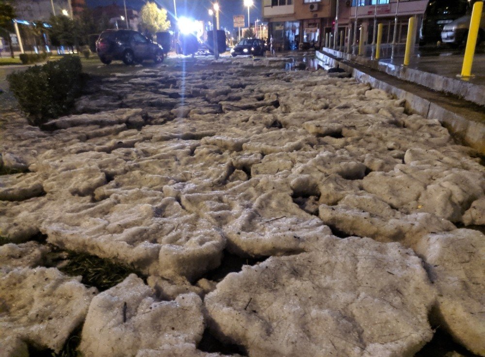 İ̇zmir’de Dolu Birikintileri Kar Yağışını Andırdı