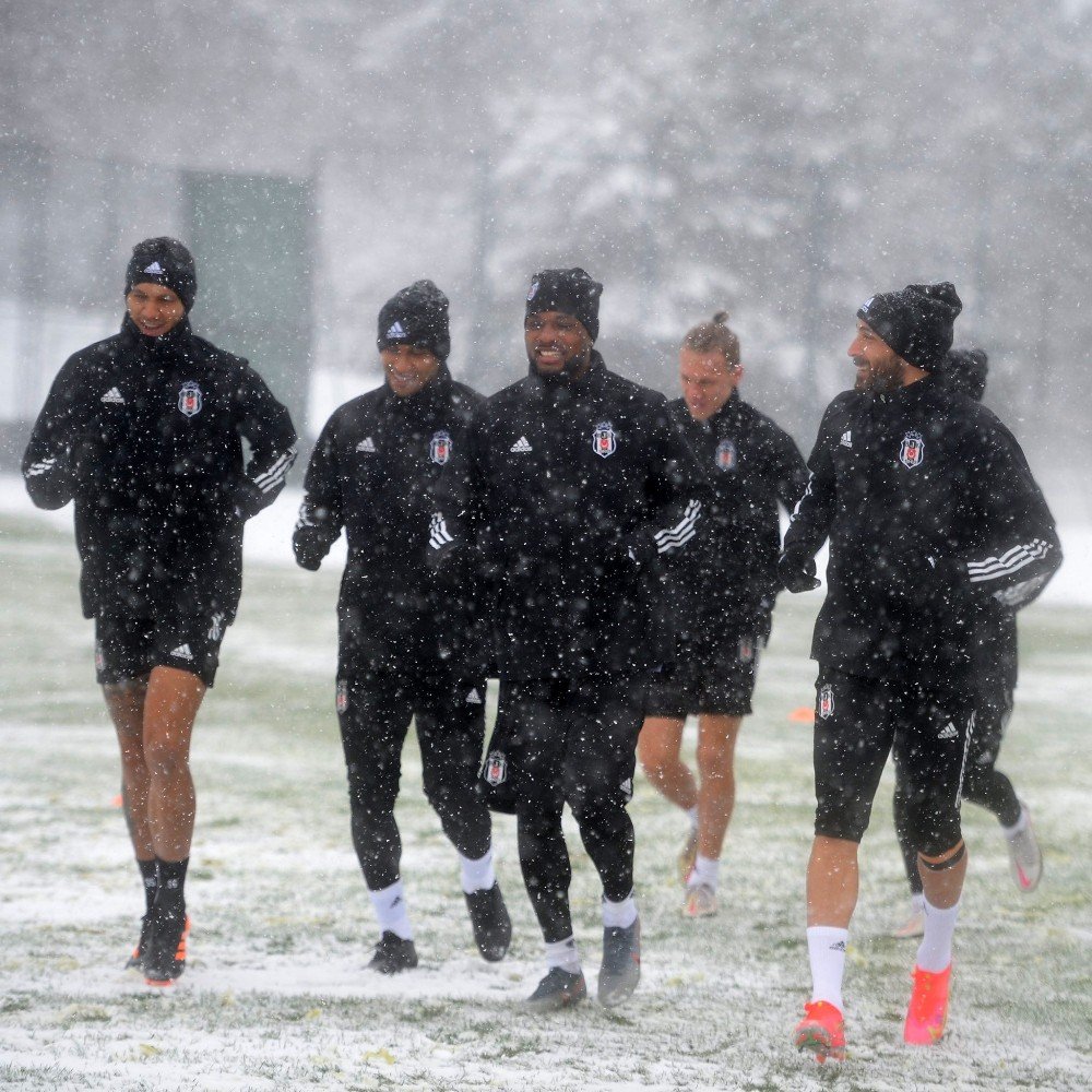 Beşiktaş Kar Altında Çalıştı