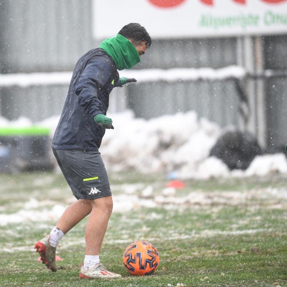 Bursaspor Yoğun Kar Yağışı Altında Tuzlaspor Maçı Hazırlıklarını Tamamladı