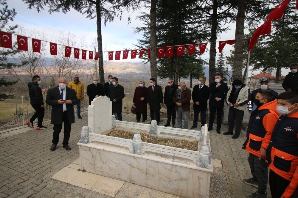 Dünya Şampiyonu Güreşçi Mezarı Başında Anıldı