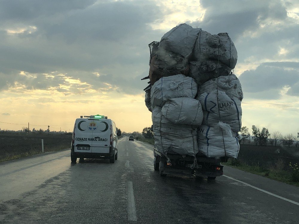 Aşırı Yüklü Kamyon Tehlike Saçtı