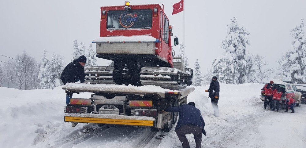 Ateşlenen Bebek İle Hamile Kadın, Paletli Kar Ambulansıyla Hastaneye Ulaştırıldı