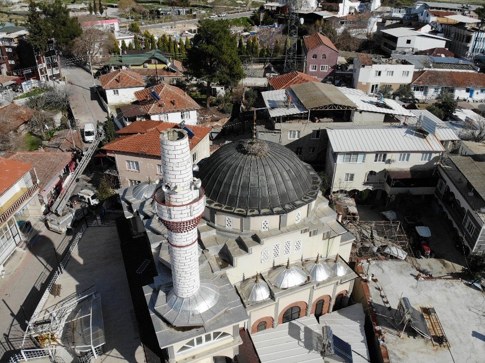 Şiddetli Rüzgar Cami Minaresinin Külahını Uçurdu