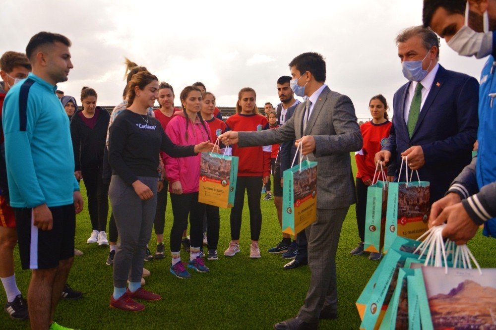 Ergani Belediye Başkan Vekili Abdüsselam Öztürk, İ̇lçe Gençlik Hizmetleri Ve Spor Müdürlüğünde İncelemelerde Bulundu