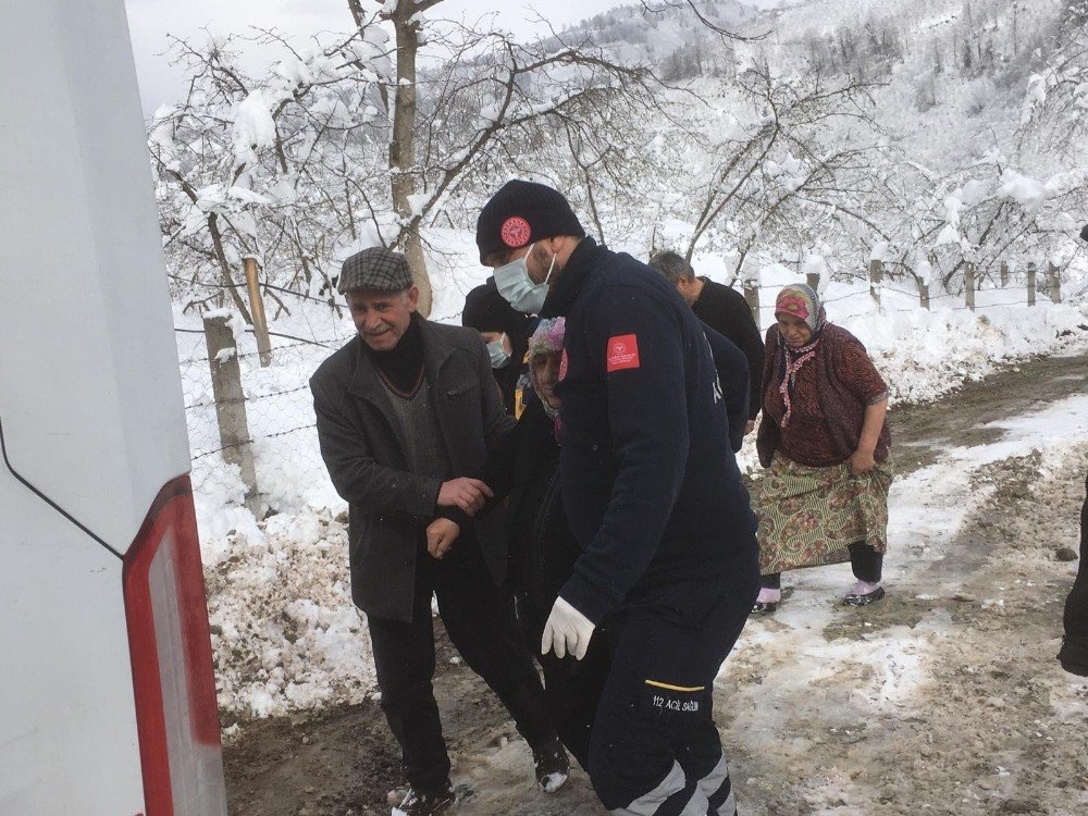 Kar Yüzünden Mahsur Kalan Hastaların İmdadına 112 Çalışanları Yetişti