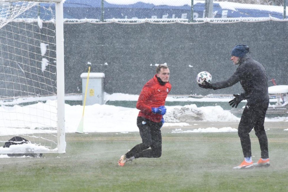 Bb Erzurumspor Yoğun Kar Yağışı Altında Çalıştı