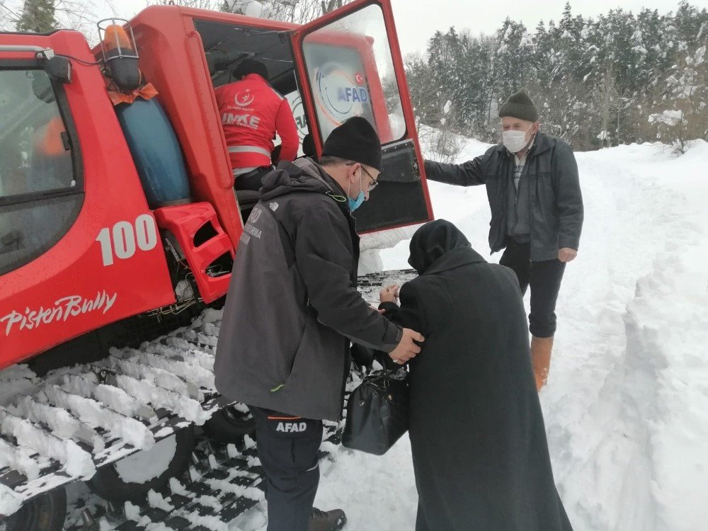 Yolları Kapalı Olan Köylerdeki Hastalar, Afad Ekiplerince Kurtarıldı