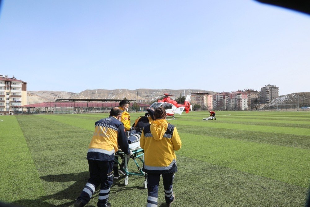 Kalp Krizi Geçiren 112 Personeline Ambulans Helikopter Yetişti