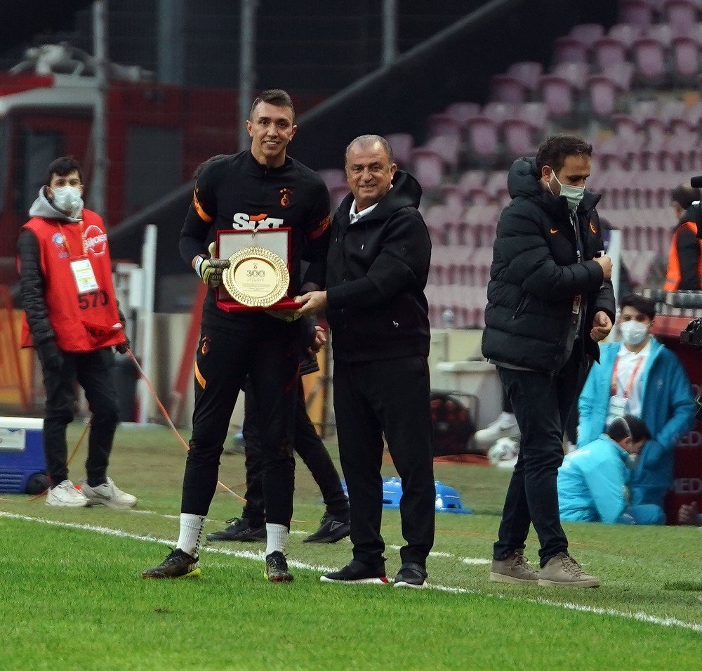 Fatih Terim’den Fernando Muslera’ya Plaket