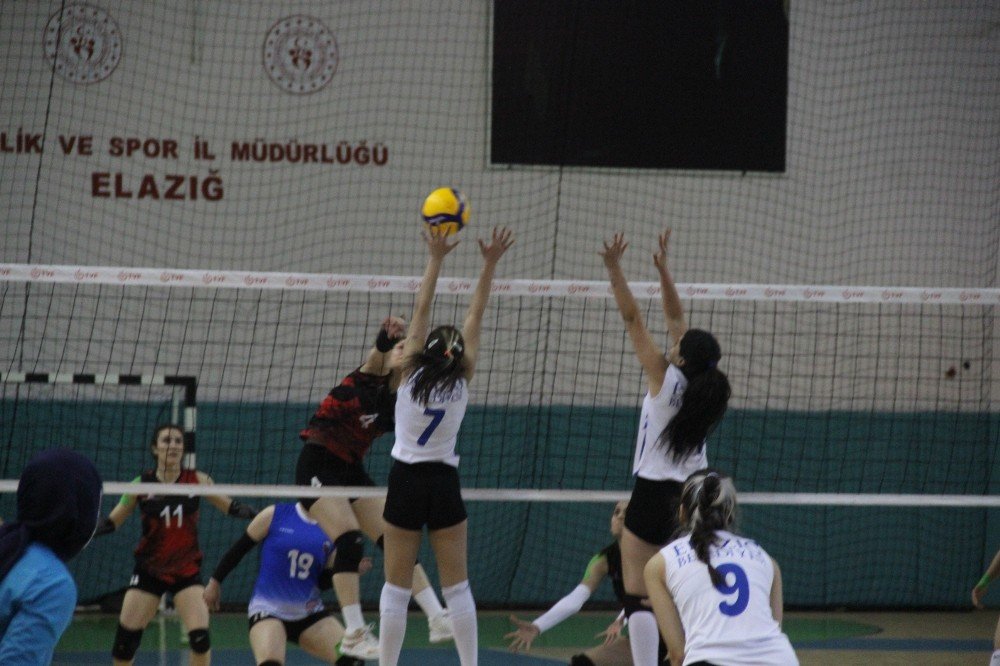 Voleybol 2. Lig: Elazığ Belediyesi Voleybol: 3 - Van Büyükşehir Belediye Gençlikspor: 2