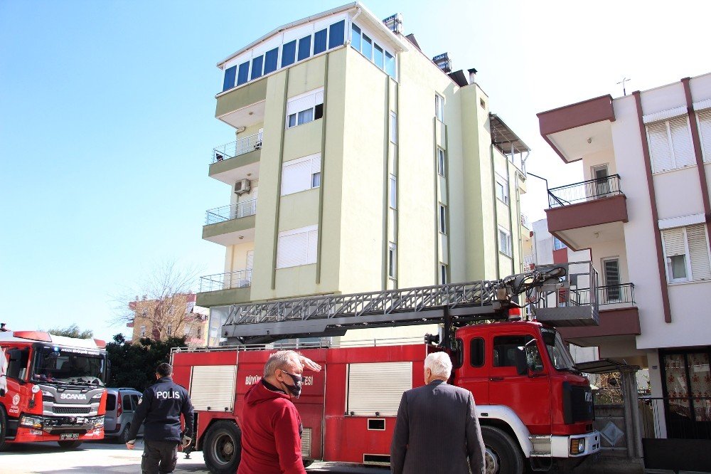 Antalya’da Terasta Korkutan Yangın