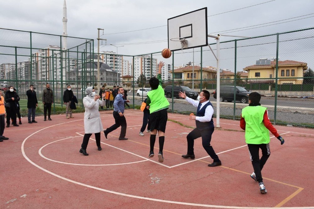 Bağlar Belediye Başkanı Beyoğlu, Çocuklarla Basketbol Oynadı