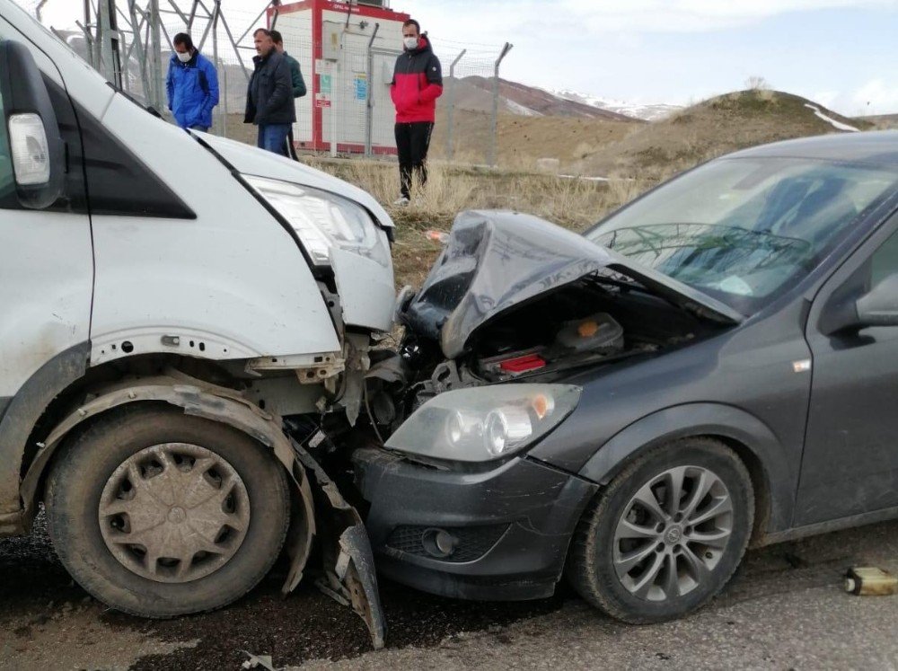 Erzincan’da Trafik Kazası: 3 Yaralı