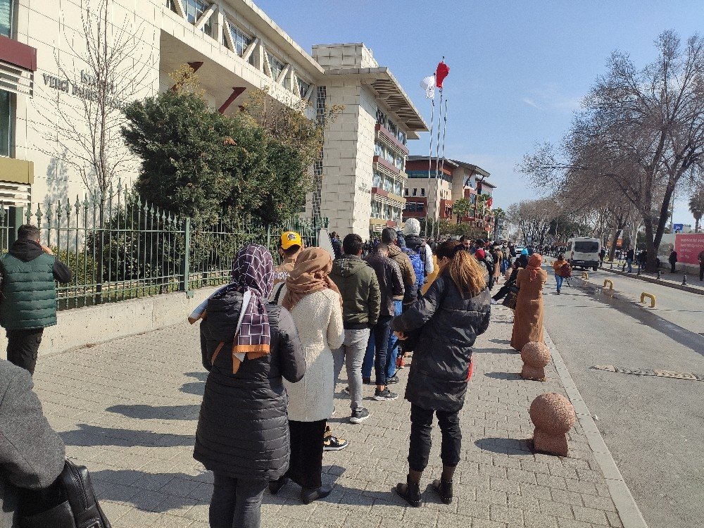 İ̇stanbul’da Vergi Dairesi Önünde Uzun Kuyruklar