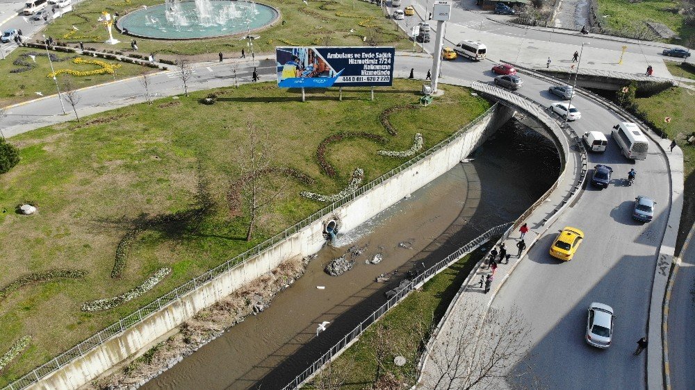 Esenyurt’ta Haramidere Kanalına Karışan Fabrika Atıkları Çevreyi Kirletiyor